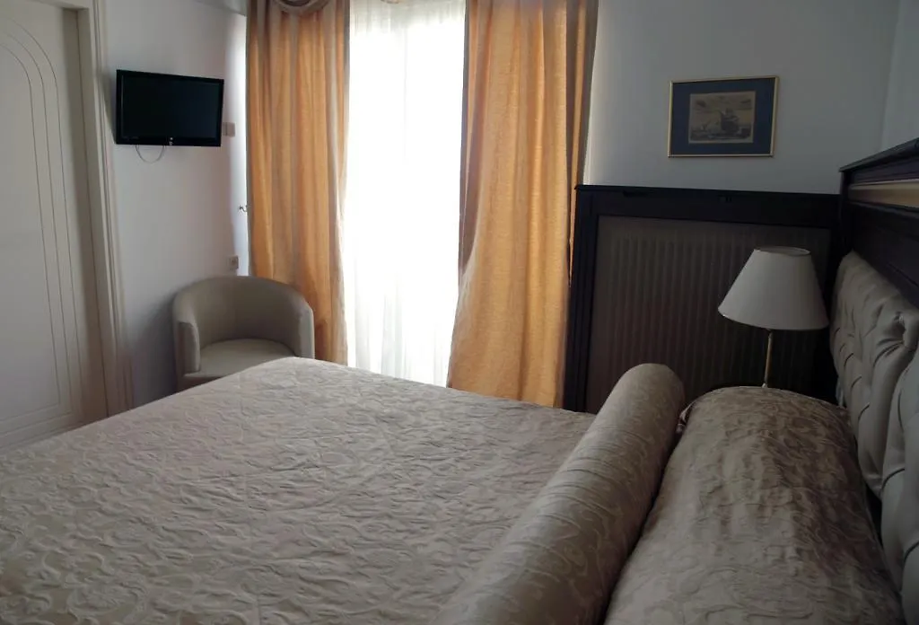 *****  Santa Beach Hotel Agía Triás Yunanistan